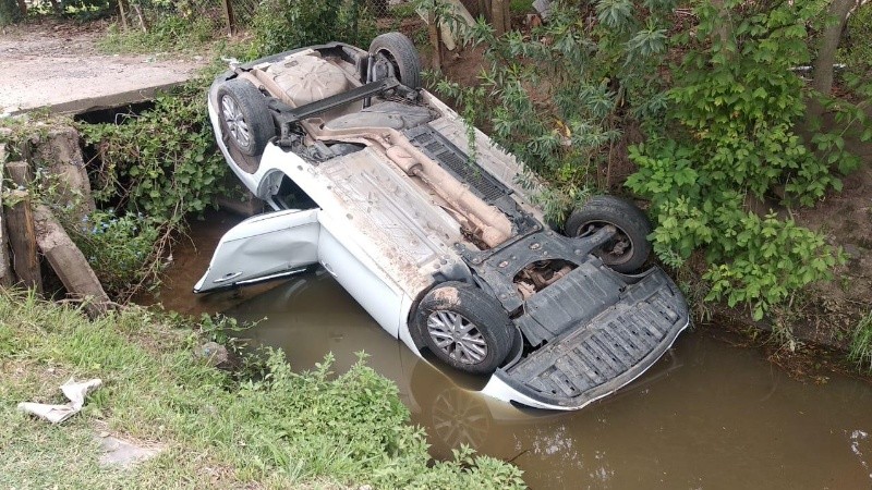 Vuelco y abandono: cayó en una zanja con su auto, se levantó y se fue